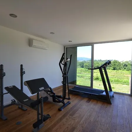 Sleeps 16 Agra