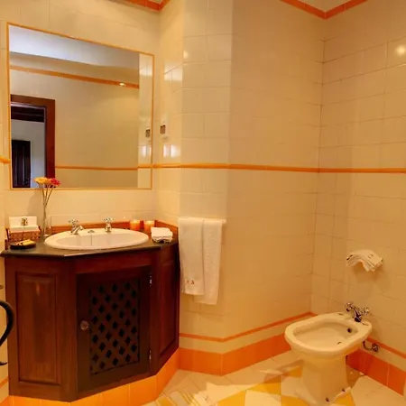 Sleeps 16 Agra