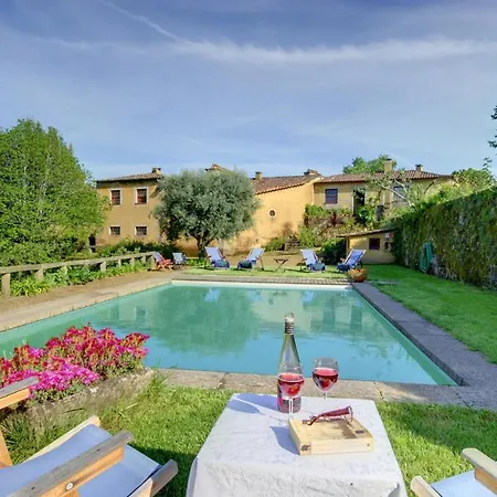 Sleeps 16 Agra
